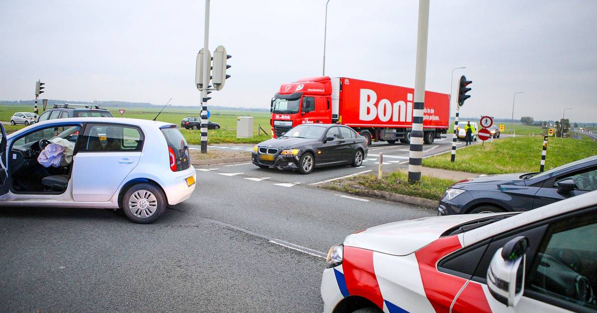 Automobilist gewond bij botsing Nijkerk, afrit A28 enige tijd afgesloten.