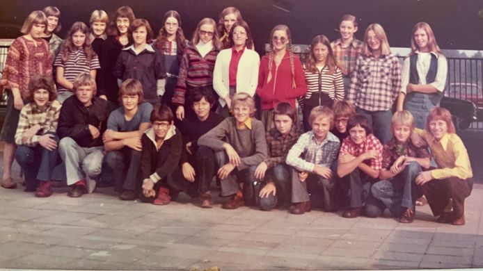 Klassenfoto op het Peelland College. Guido Imbens zit op de voorste rij, de vierde van links.