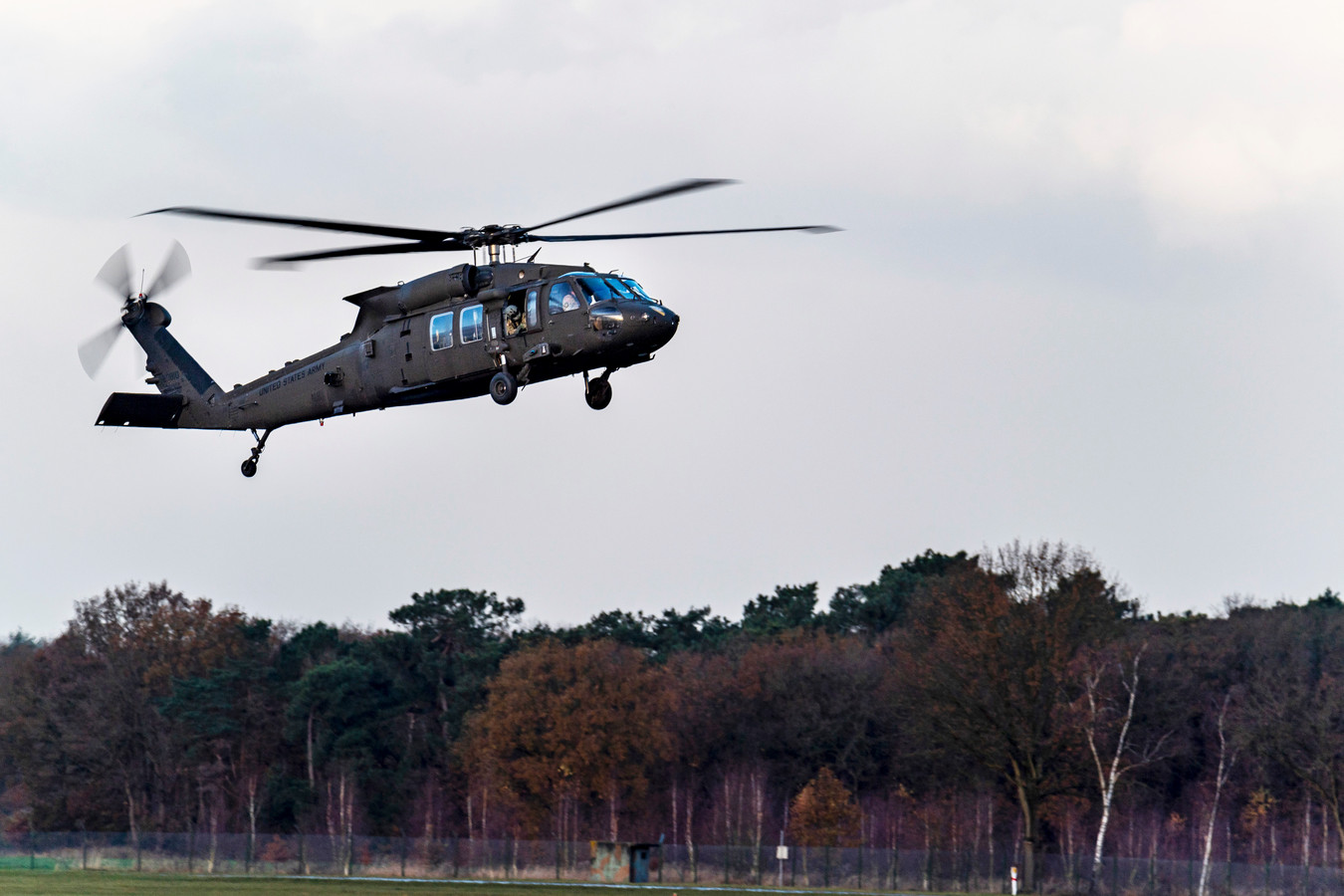 Amerikaanse Black Hawk-helikopters en hun bemanning op weg naar Duitsland maakten onlangs een tussenstop op Woensdrecht.
