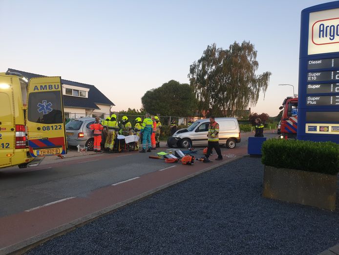 Bij een ongeval tussen twee personenauto's in Groesbeek zijn beide bestuurders gewond geraakt.
