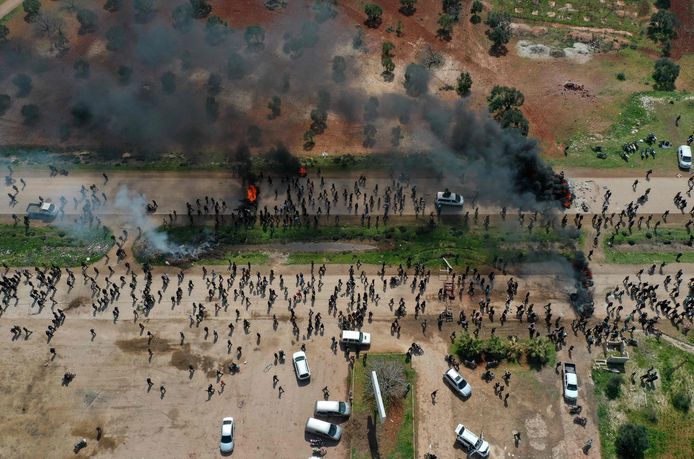 Syriërs protesteren en verbranden autobanden om het verkeer op de M4-snelweg te blokkeren voor de gezamenlijke Turkse en Russische patrouilles aankomen. Deze snelweg verbindt de noordelijke Syrische provincies Aleppo en Latakia.