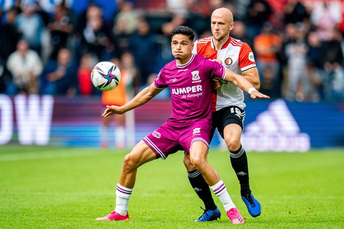 Ragnar Oratmangoen (l) schermt de bal af voor Feyenoorder Gernot Trauner  (r)
