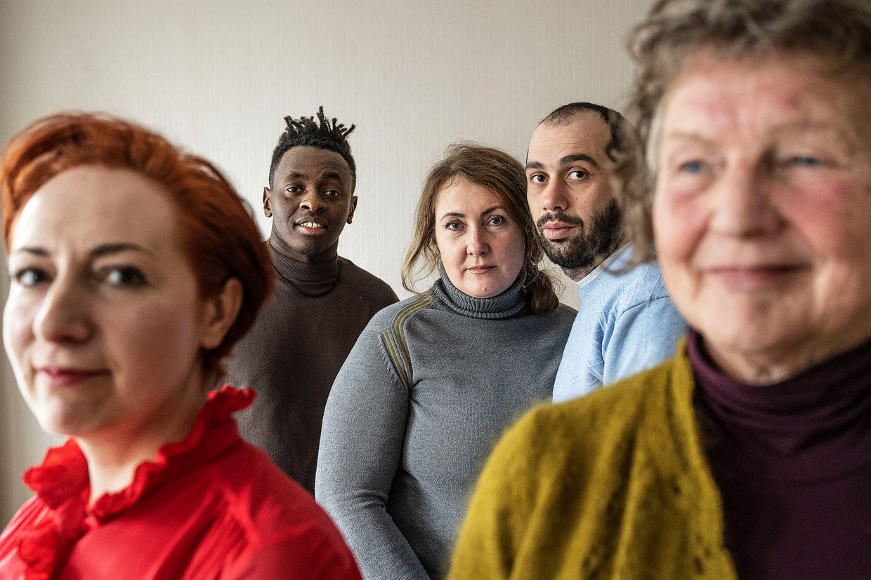 Medewerkers VluchtelingenWerk Purmerend en vluchtelingen. Vanaf links: Ola Sidorevsky,  Hamad Lawan, Jelena Sjelenhevitsj, Lasja Lezhava en Loes Michels.  Beeld Guus Dubbelman / de Volkskrant