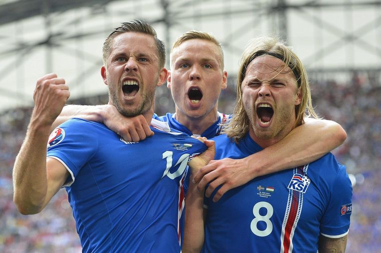 Gylfi Sigurdsson (links) viert een doelpunt met Kolbeinn Sigthorsson (midden) en Birkir Bjarnason (rechts) Beeld epa