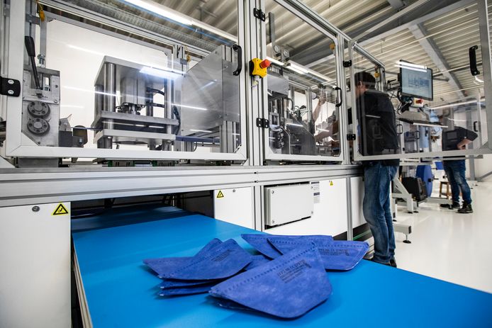 In mei vorig jaar installeerde Auping een machine om mondkapjes te produceren.
