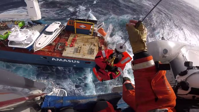 Beelden van een hoofdcamera van een reddingswerker die bemanning van het Nederlandse schip voor de kust van Noorwegen in veiligheid moest brengen.