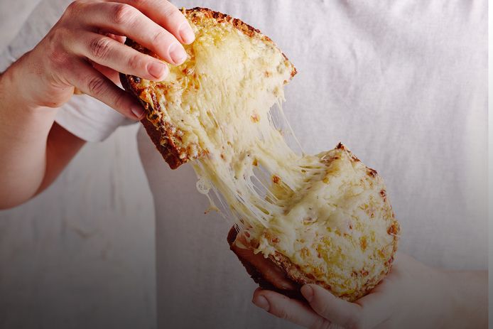 Croque-monsieur mét kaasdraden: is die gesmolten kaas ongezonder dan het ‘gewone plakje’?
