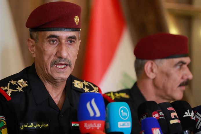 Generaal Abdul Wahab al-Saadi (links) tijdens een persconferentie van de Iraakse contraterrorismedienst.  (21/06/23)