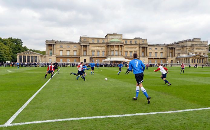 Eerder vonden sportmanifestaties plaats in de tuinen van Buckingham Palace, zoals deze voetbalwedstrijd.