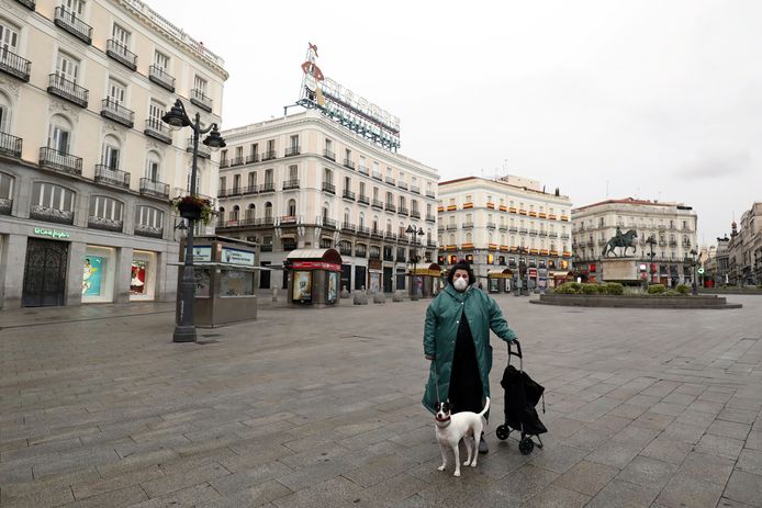 Een vrouw op het verlaten Puerta del Sol-plein in Madrid.
