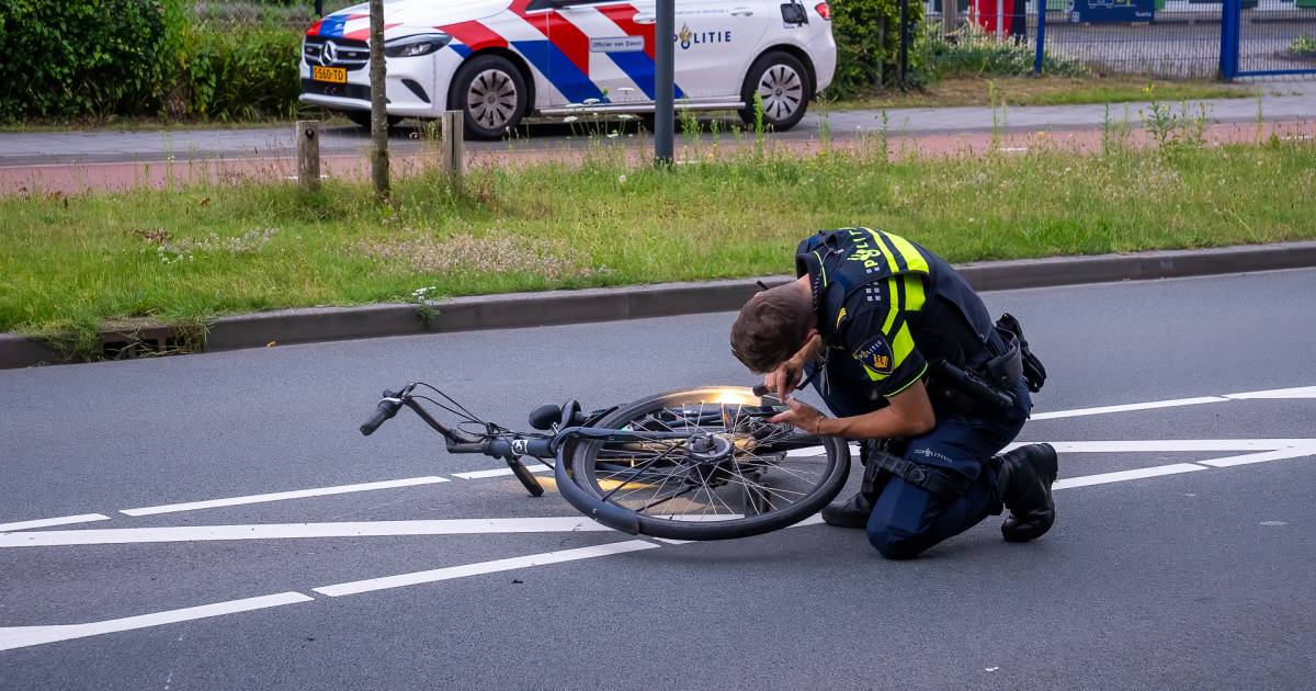 Fietser ernstig gewond bij aanrijding met auto in Den Bosch, traumaheli gealarmeerd.