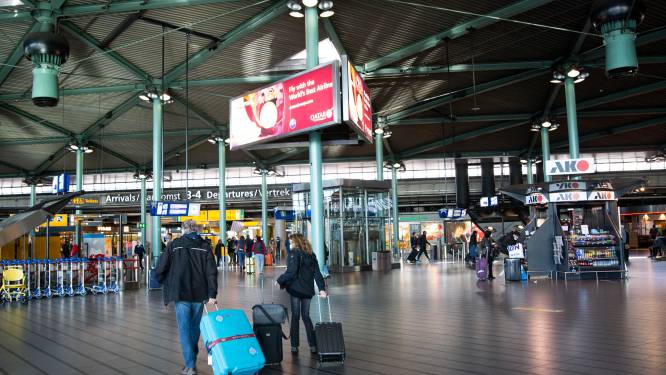 Twee mannen met vuurwapen aangehouden op Schiphol Plaza