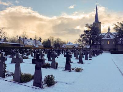 Beheerder over verzakte graven in Wintelre: ‘Zo erg heb ik het nog niet meegemaakt’