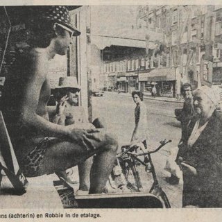 Dit pand op de Kinkerstraat huist een Libanees restaurant, maar ooit zat Hans Dagelet er bijna naakt in de etalage van een slagerij