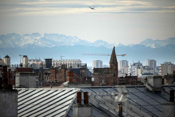 De Pyreneeën in te verte te zien over de daken in de Franse stad Toulouse.