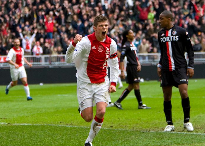 Klaas-Jan Huntelaar juicht na een van zijn tien goals tegen Feyenoord, hier in 2008. Rechts een teleurgestelde Leroy Fer.