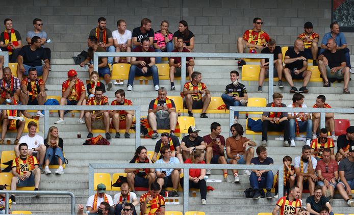 Voorlopig moeten supporters nog steeds binnen hun bubbel blijven op de tribunes.