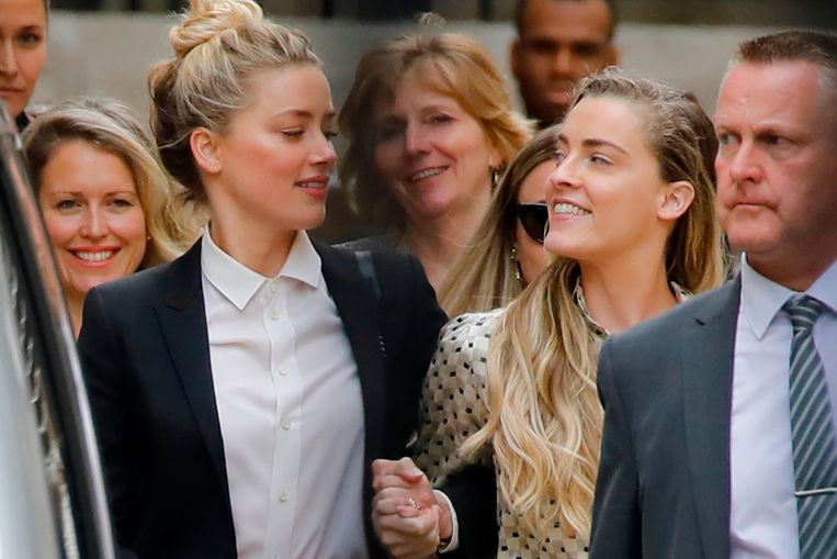 De Amerikaanse actrice Amber Heard (links) verlaat samen met haar zus Whitney de rechtbank in Londen.