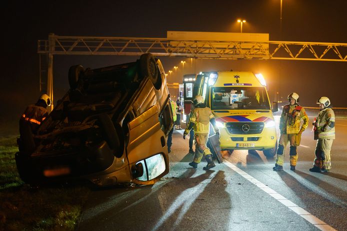 Het busje belandde op z’n dak.