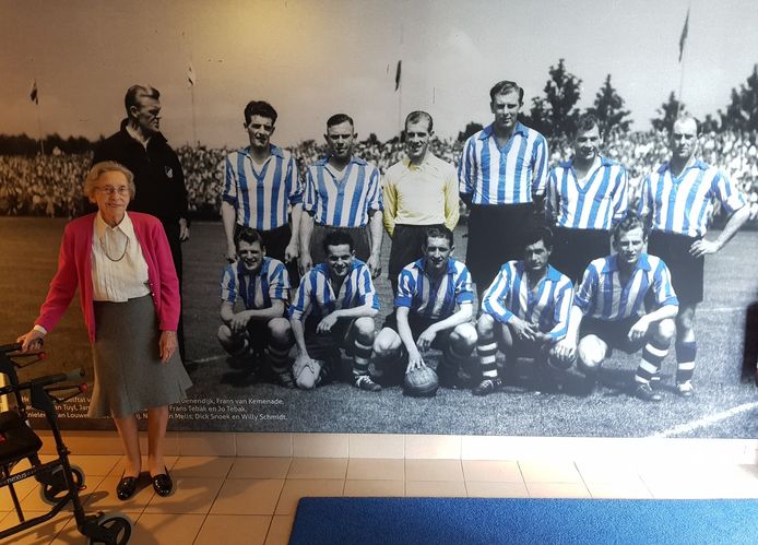 Nettie van Kemenade (97) in het stadion.