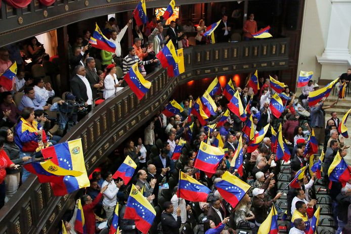 Leden van de Grondwetgevende Vergadering zwaaien met Venezolaanse vlaggetjes.