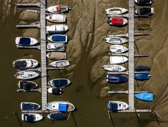 Onwerkelijk tafereel: boten liggen op de droge bodem van jachthaven Beusichem