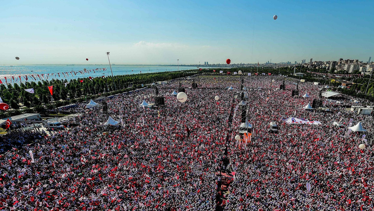 Demonstratie in Istanbul als slot van de gerechtigheidsloop van Ankara naar Istanbul georganiseerd door de oppositiepartij CHP tegen de regering-Erdogan, 9 juli. Beeld afp