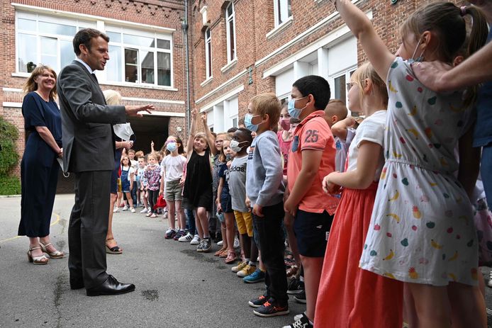 Le président français Emmanuel Macron s'adresse à des élèves d'une école primaire à Poix-de-Picardie, le 17 juin 2021, à l'issue d'une visite d'une journée dans le nord de la France consacrée à l'Éducation, la lecture et la langue, troisième étape de la tournée nationale du président en vue de l'élection présidentielle de l'an prochain.