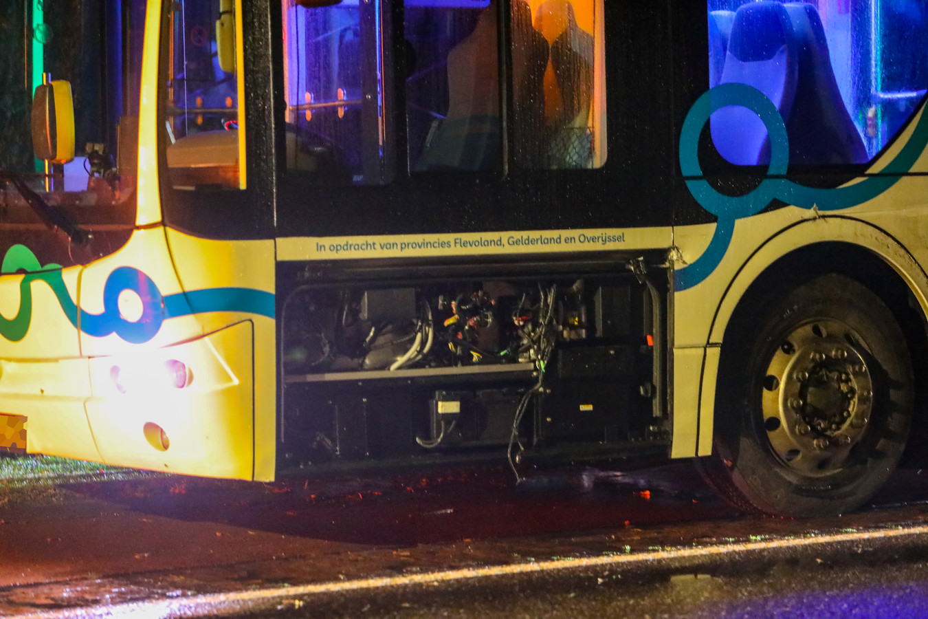 Het zijluik van deze bus liet los en vloog door de linkerruit van een passerende bus.