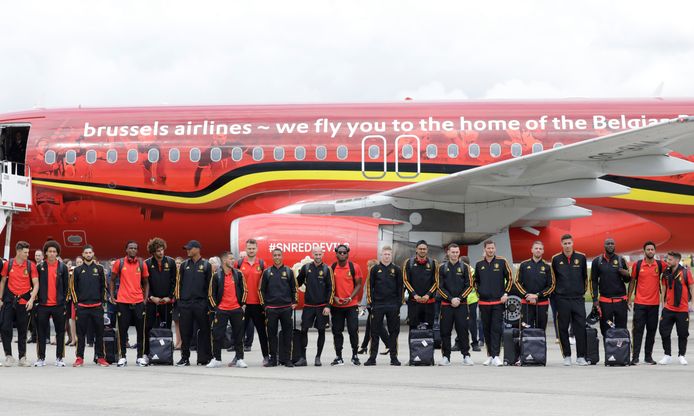 De Rode Duivels poseren nog even voor de groepsfoto voor ze op het vliegtuig stappen richting Rusland.