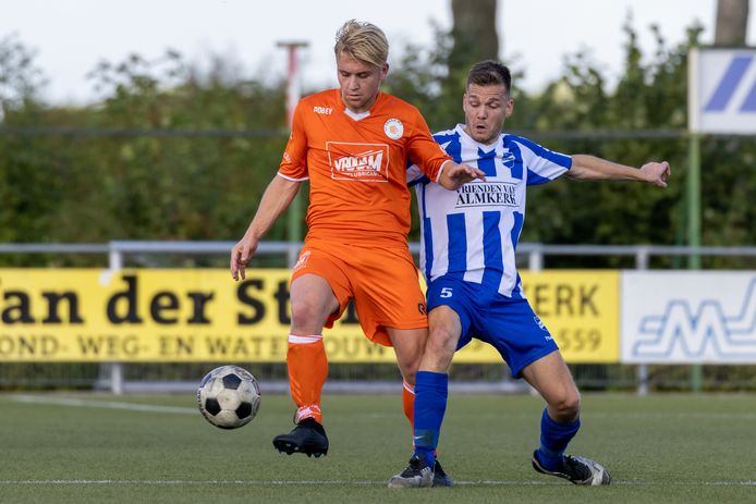 Een zeldzaam beeld: Oranje Witter Pascal van der Kooij wint een duel van Almkerk-middenvelder Remco den Besten.