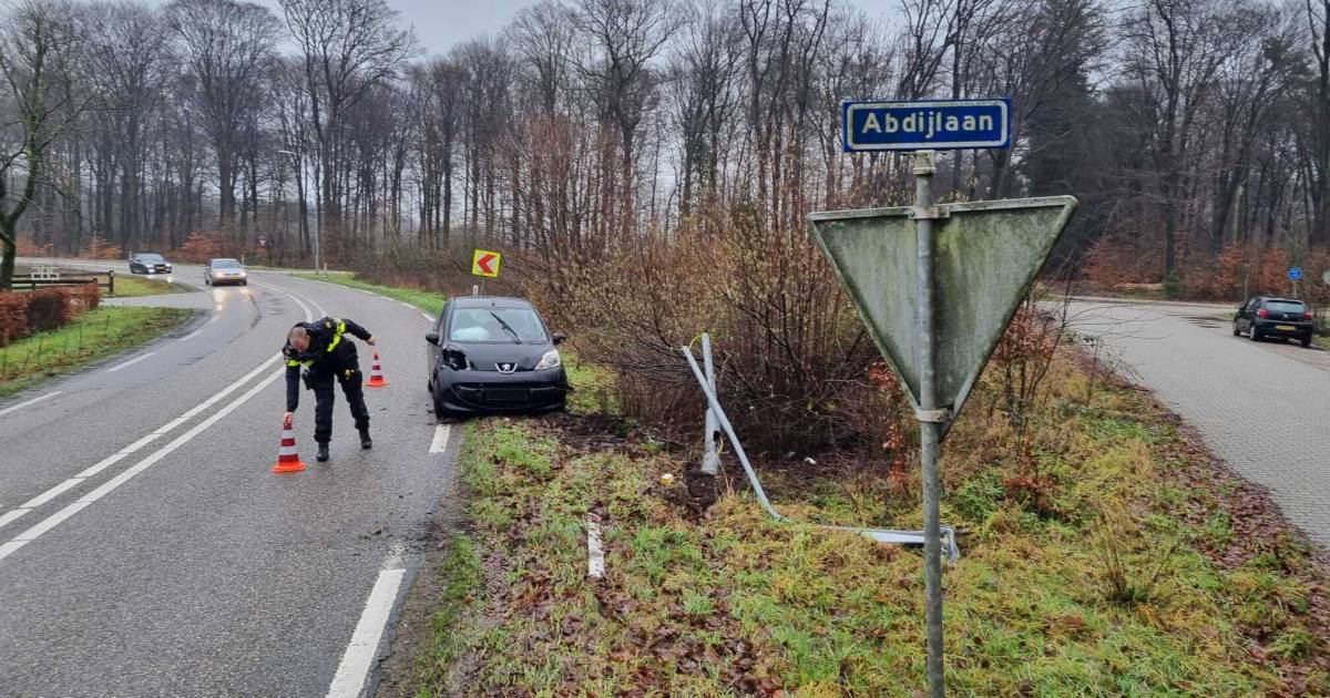 Lantaarnpaal breekt in tweeën door ongeval in Doetinchem.