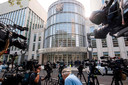 De wereldpers heeft zich opgesteld voor de rechtbank in New York waar drugsbaron Joaquin ‘El Chapo’ levenslang kreeg.