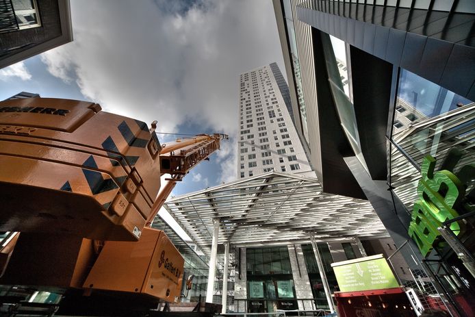 De plaatsing van een extra luifel moest de windhinder van de Admirant-flat aan de Nieuwe Emmasingel in Eindhoven tegengaan.