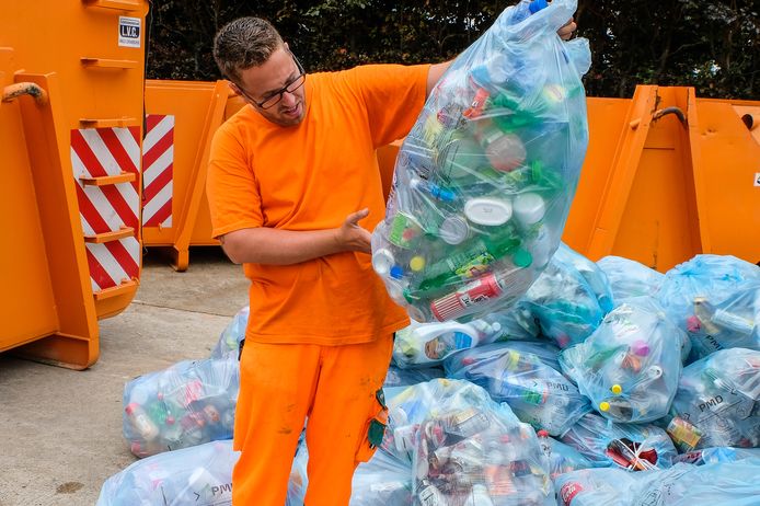 De uitbreiding van de PMD-inzameling naar àlle plastic verpakkingen (dus ook yoghurtpotjes, champignonbakjes, plastic zakken en folie) is volgens Fostplus "een fundamentele stap om de nieuwe strategie in de praktijk om te zetten".