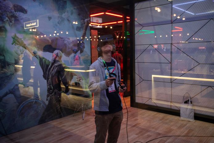 Een gamer speelt een virtualrealityspel op de laatste gewone editie van E3 in Los Angeles, in 2019.