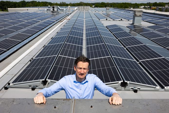 Perry Verberne op het dak van Van Beek Schroeftransport, waar de 1.300 zonnepanelen liggen die als het goed is snel in gebruik worden genomen.