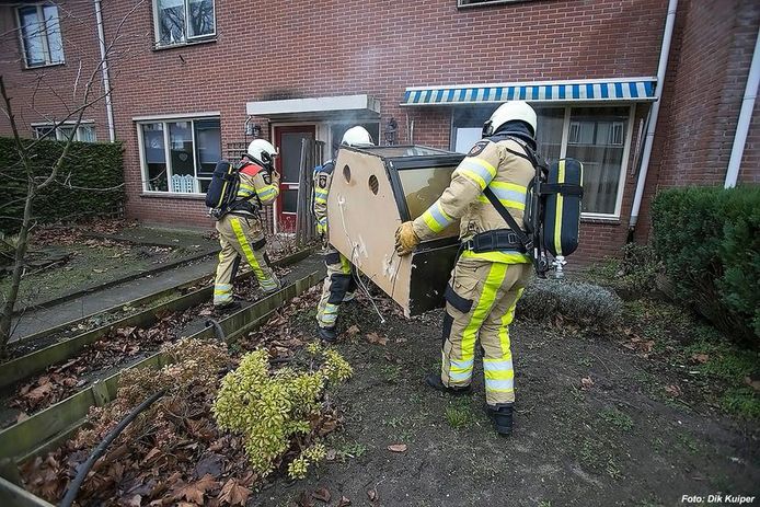 Brandweerlieden haalden het rokende terrarium uit de woning.