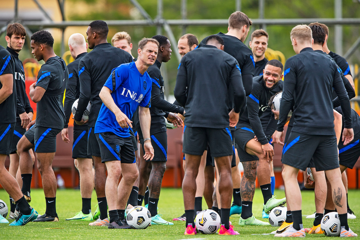 Coach en selectie ontspannen zich tijdens het trainingskamp van Oranje in Portugal. Beeld 
