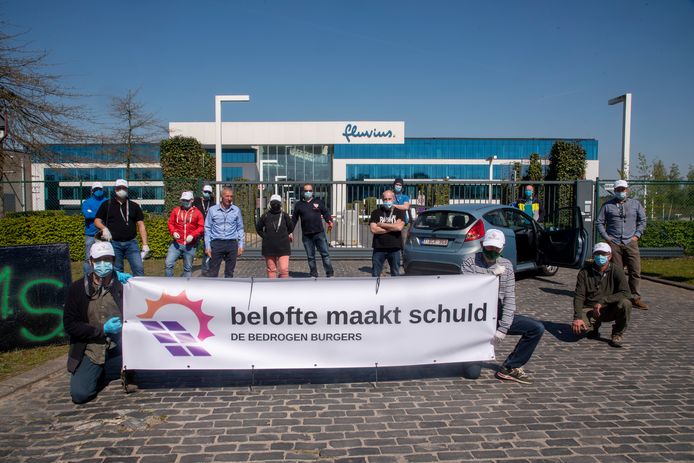 De actiegroep belofte maakt schuld voert actie aan de poorten van Fluvius in Melle tegen het zonnepanelenbeleid en de digitale meters.