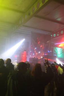 Politie beëindigt illegaal feest met ‘3000 bezoekers’, noodbevel in Maasdriel