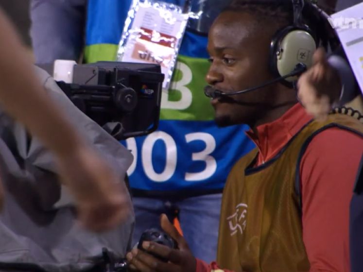 Geweldig beeld: Batshuayi kruipt na wedstrijd achter camera