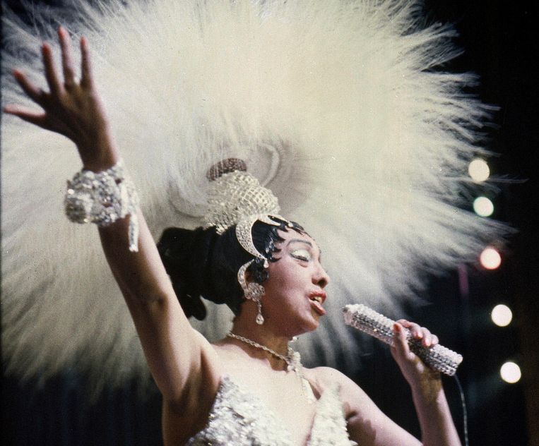 Joséphine Baker in 1957 tijdens haar show 'Paris, mes Amours' in Parijs. Beeld AP