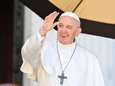 Opmerkelijke beelden: paus trekt hand terug wanneer gelovigen zijn ring willen kussen