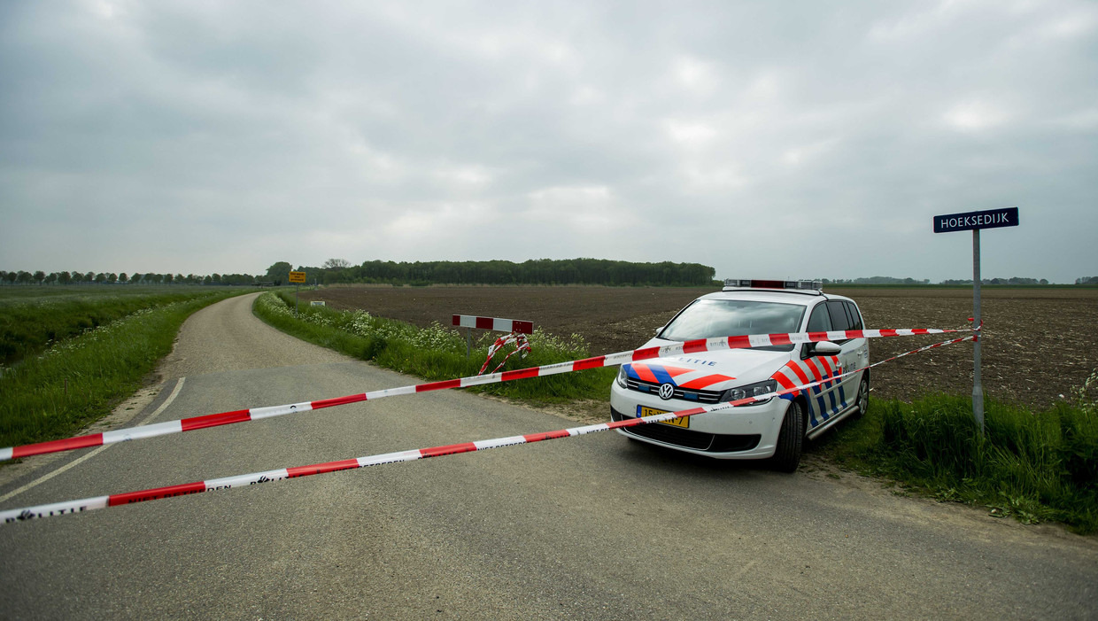 Afzetting op de weg bij Cothen waar twee lichamen zijn gevonden Beeld ANP