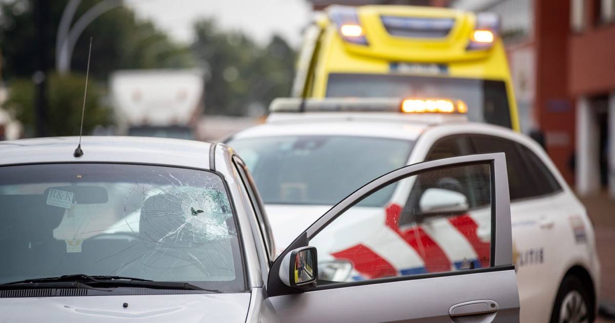 Fietser gewond bij aanrijding met auto in Zwolle, flinke verkeerschaos aan zuidzijde station.