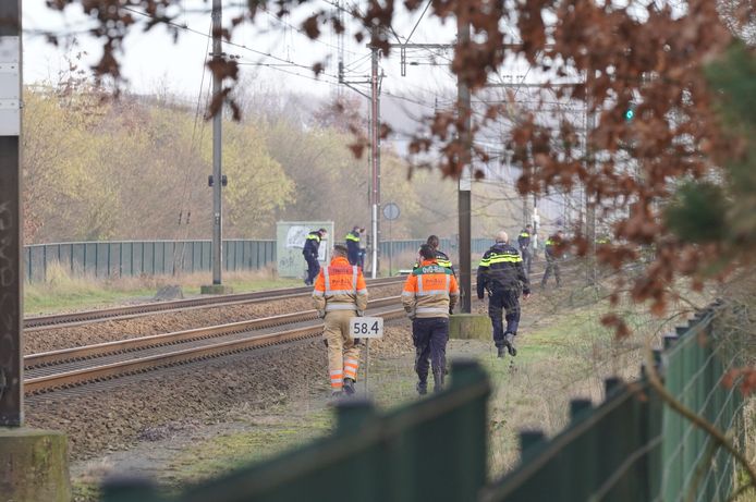 Hulpverleners op het spoor in Wijchen waar kort daarvoor een persoon is aangereden door een trein.