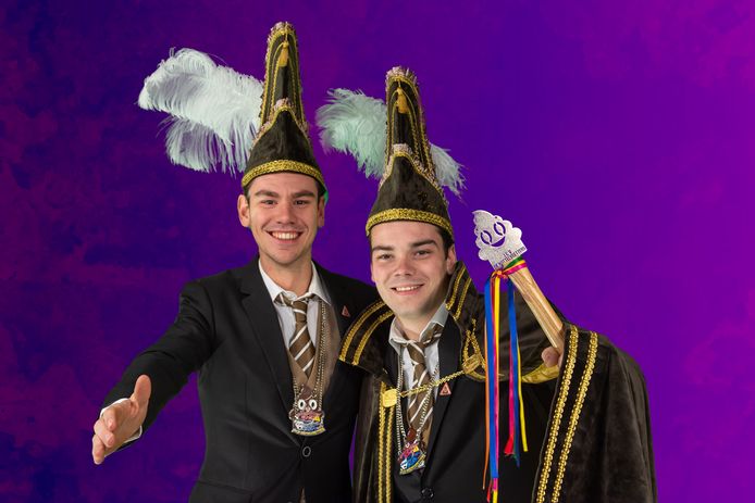 Gijs Groener (rechts) en Harm Heerink presenteerden zich vrijdagavond in zaal De Smid in Lattrop.