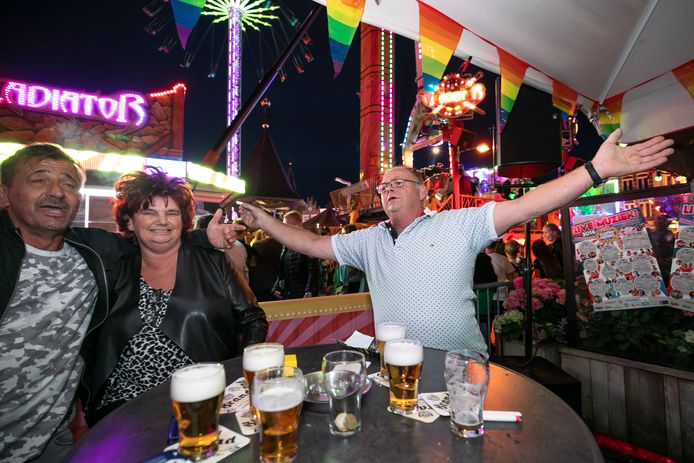 Het terras van De Paternoster tijdens de Bossche kermis. Dit jaar wordt de kermis gehouden op het terrein bij de Brabanthallen.