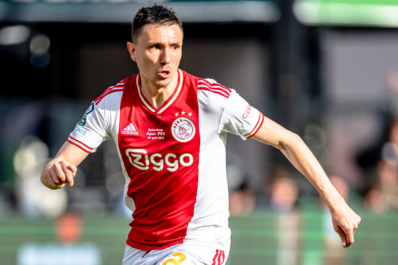 Ajaxspeler Steven Berghuis deelt na afloop klap uit bij spelersbus